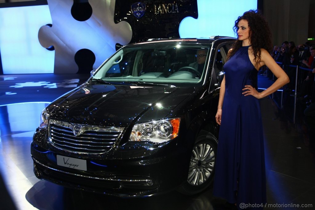 lancia-voyager_001.jpg