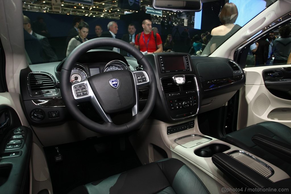 lancia-voyager_003.jpg