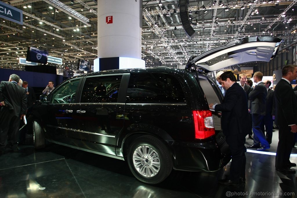 lancia-voyager_005.jpg