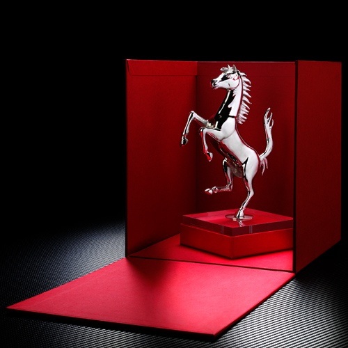Ferrari la scultura celebrativa in argento del Cavallino Rampante