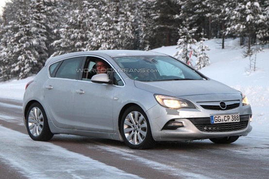 Opel Astra GSI nuove foto spia della media sportiva senza veli
