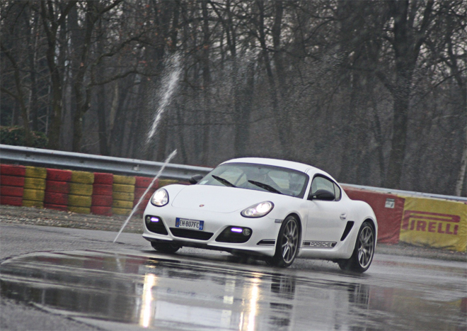 Porsche Cayman R in pista