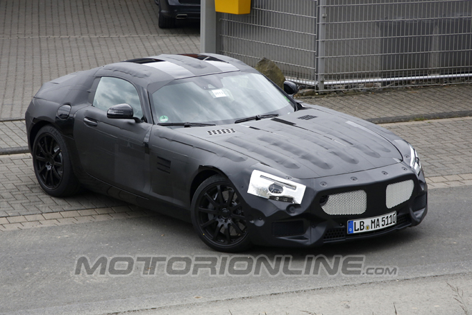 Mercedes SLC, nuovo video spia della “baby SLS”