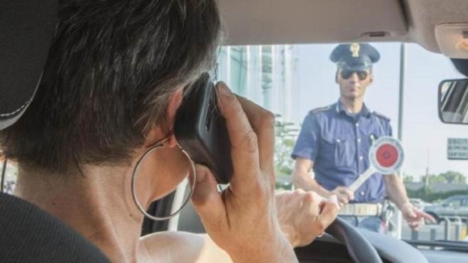 Cellulare al volante: a Genova in pochi giorni centinaia di multe