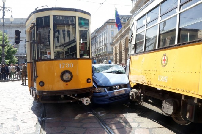 Milano, il sorpasso della volante della polizia finisce tra due tram