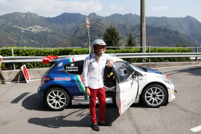 <em>Non esattamente l'outfit per un'auto da rally, ma Paolo non ha avuto problemi ad ospitarci a bordo</em>
