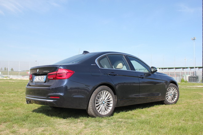 bmw_serie_3_330e_prova_su_strada_03