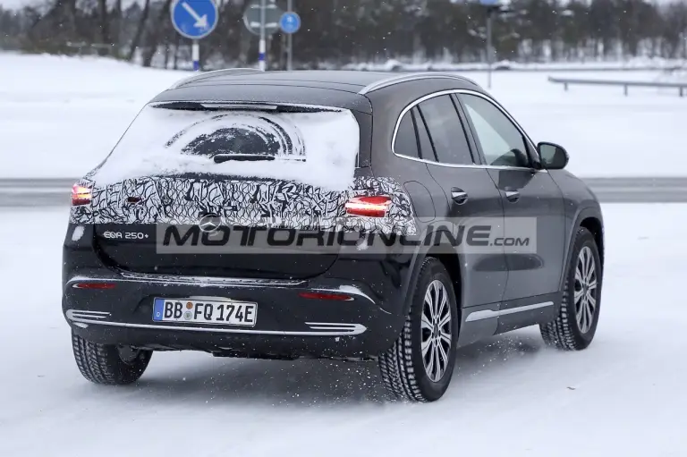 Mercedes EQA facelift - Foto spia 9-1-2023 - 6