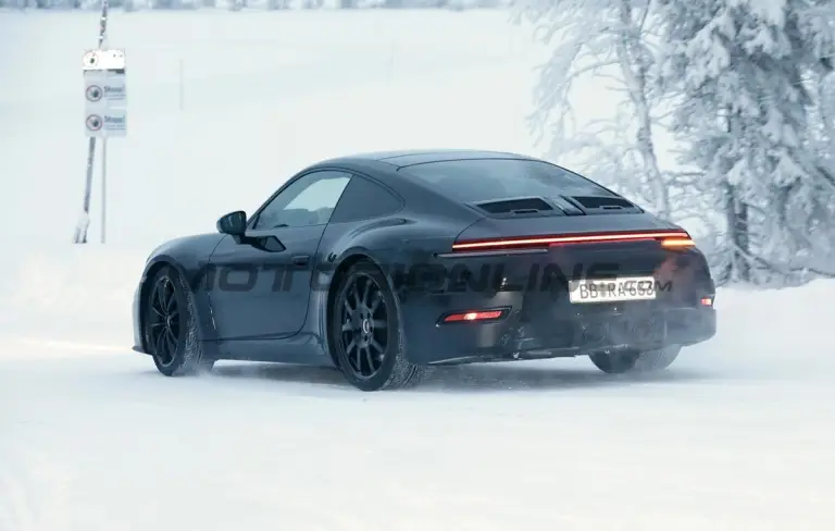Porsche 911 2023 - Foto spia 19-01-2023 - 8