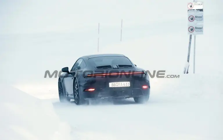 Porsche 911 2023 - Foto spia 19-01-2023 - 3