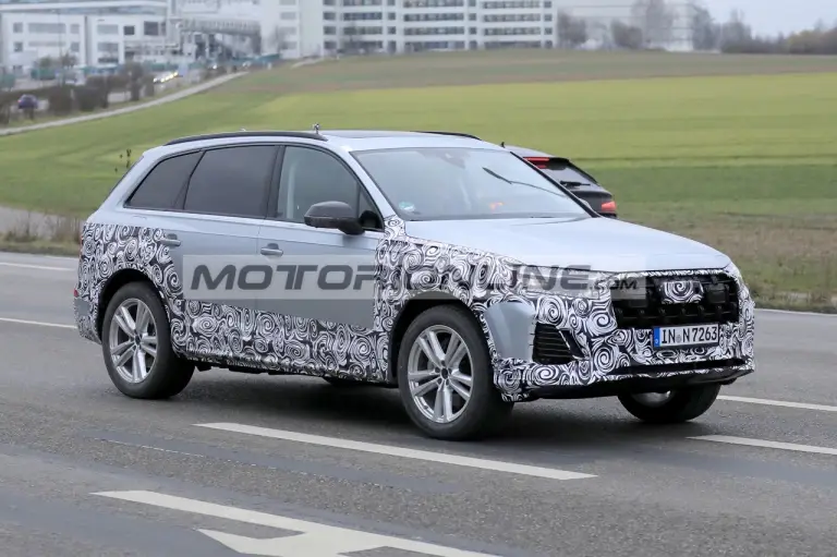 Audi Q7 - Foto spia 25-1-2023 - 11