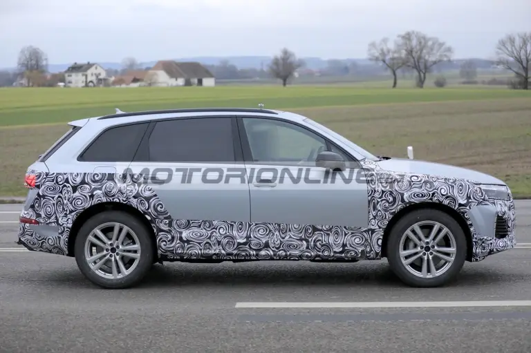 Audi Q7 - Foto spia 25-1-2023 - 7
