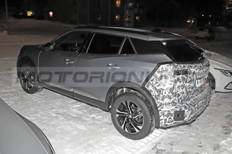 Peugeot 2008 2024 - Foto Spia 31-01-2023 - 6