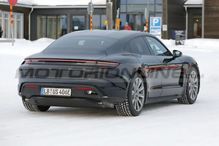 Porsche Taycan 2024 - Foto Spia 03-02-2023 - 10