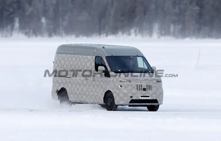 Renault Master 2024 - Foto spia 06-02-2023 - 3