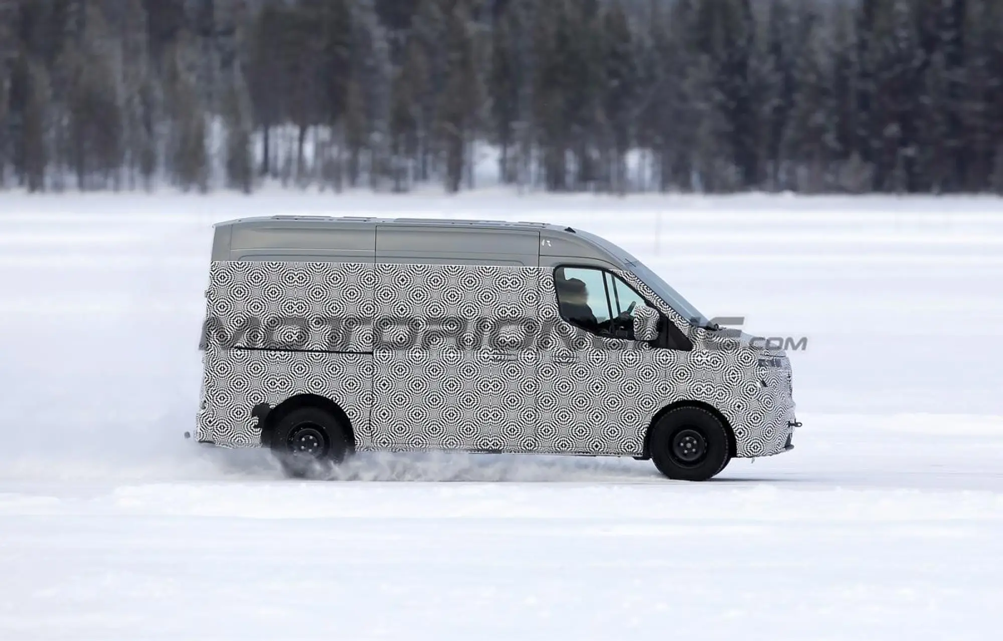 Renault Master 2024 - Foto spia 06-02-2023 - 4