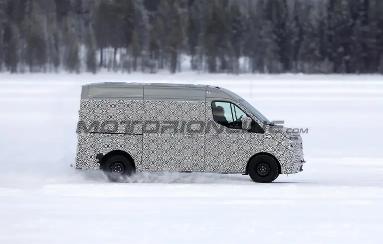 Renault Master 2024 - Foto spia 06-02-2023 - 4