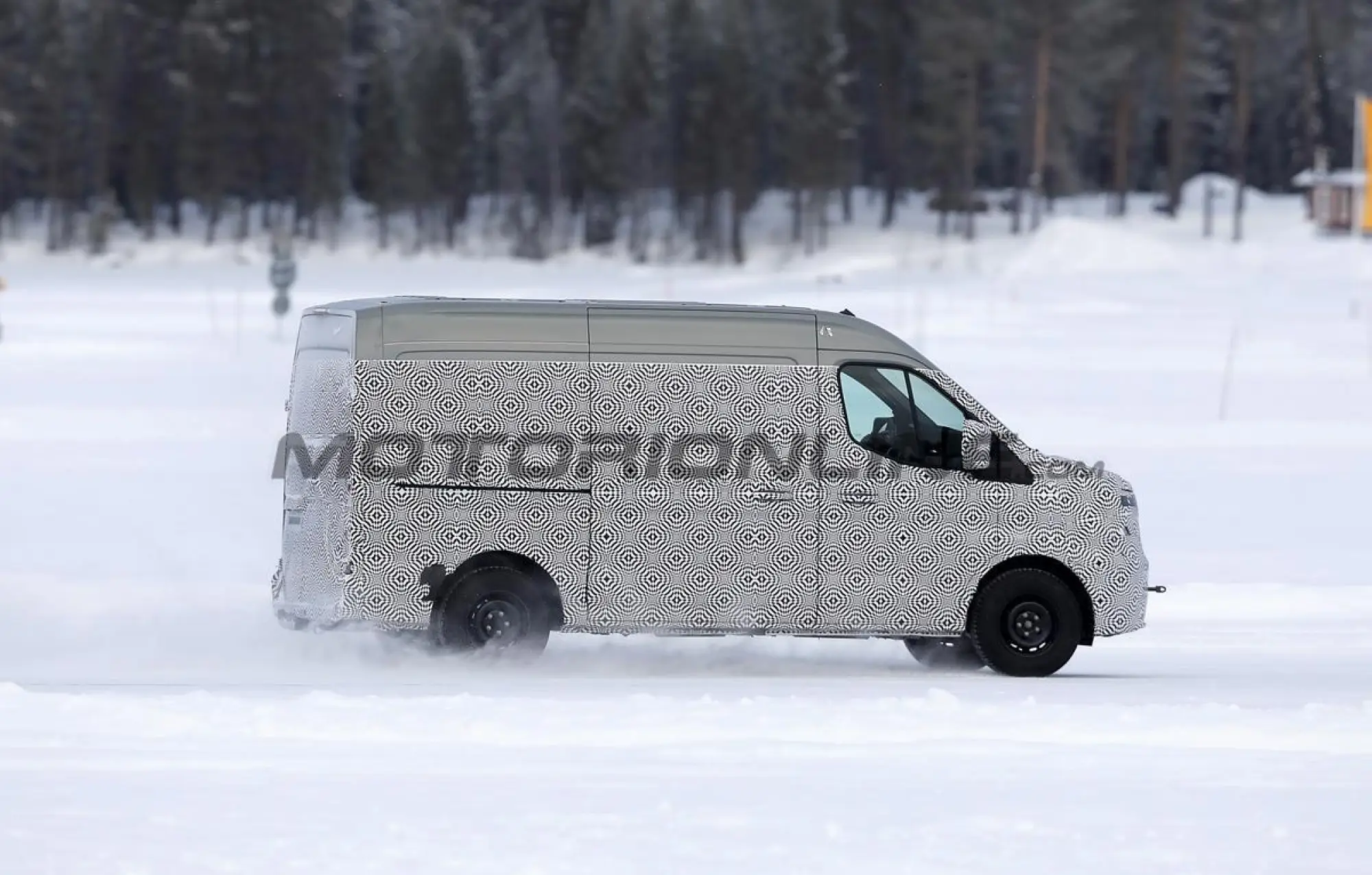 Renault Master 2024 - Foto spia 06-02-2023 - 9