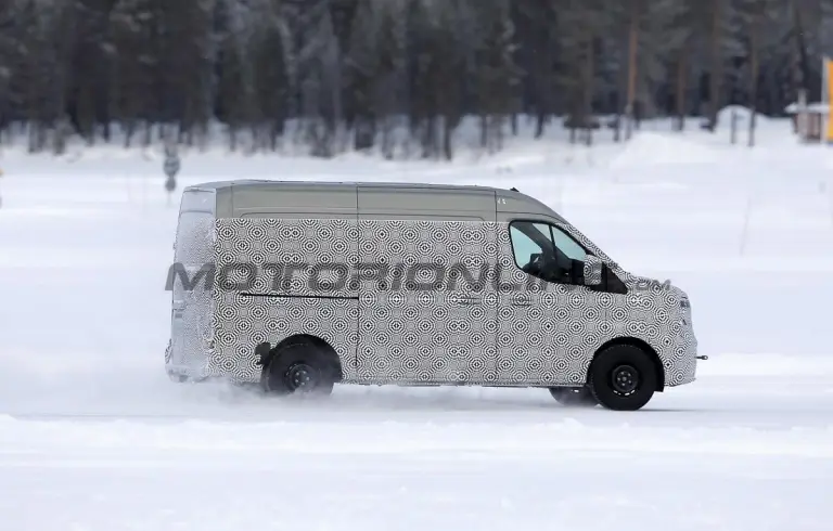 Renault Master 2024 - Foto spia 06-02-2023 - 9
