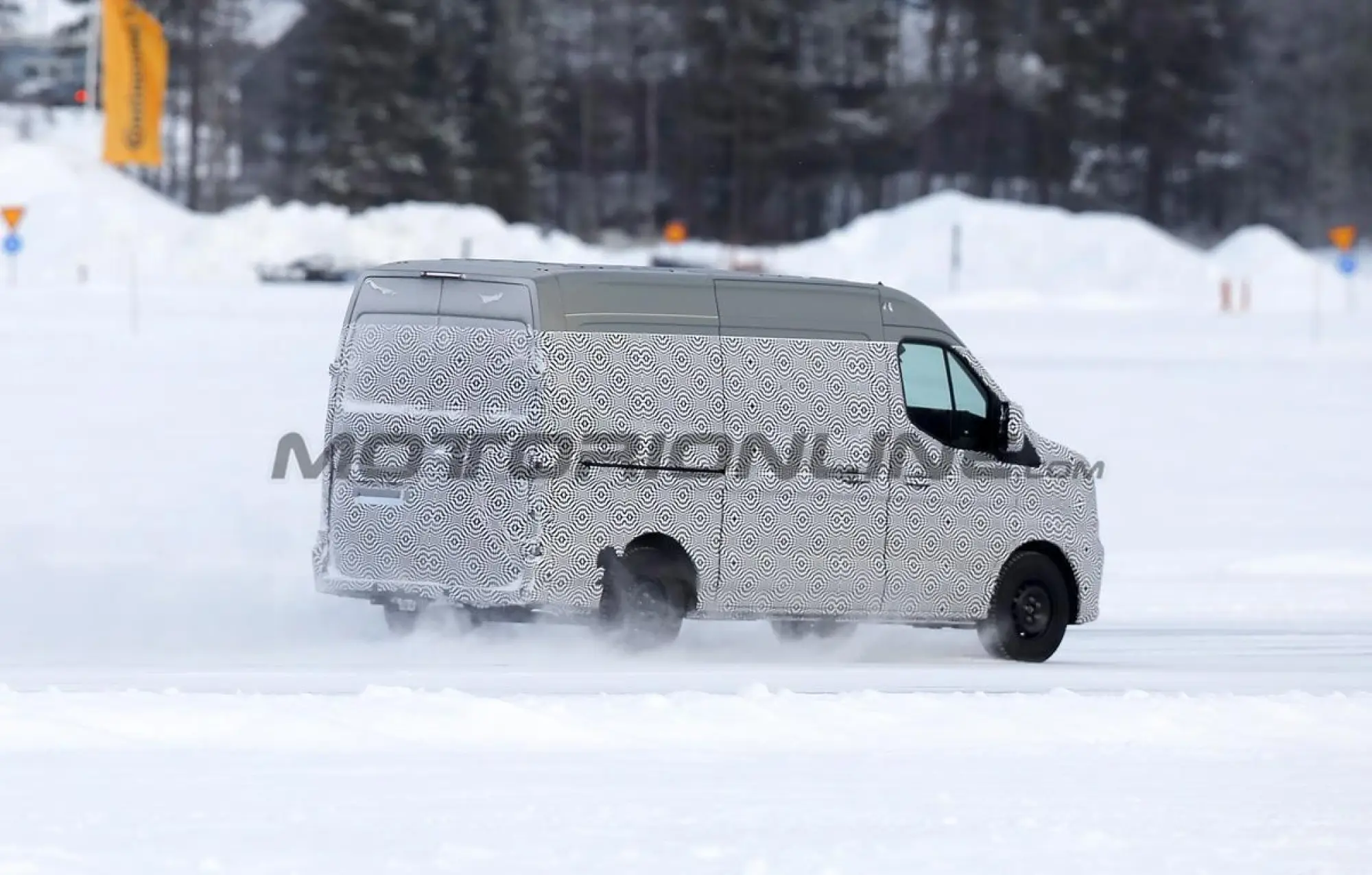 Renault Master 2024 - Foto spia 06-02-2023 - 10