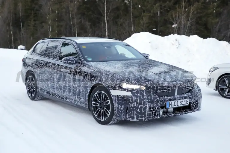 BMW i5 Touring 2025 - Foto Spia 08-02-2023 - 3