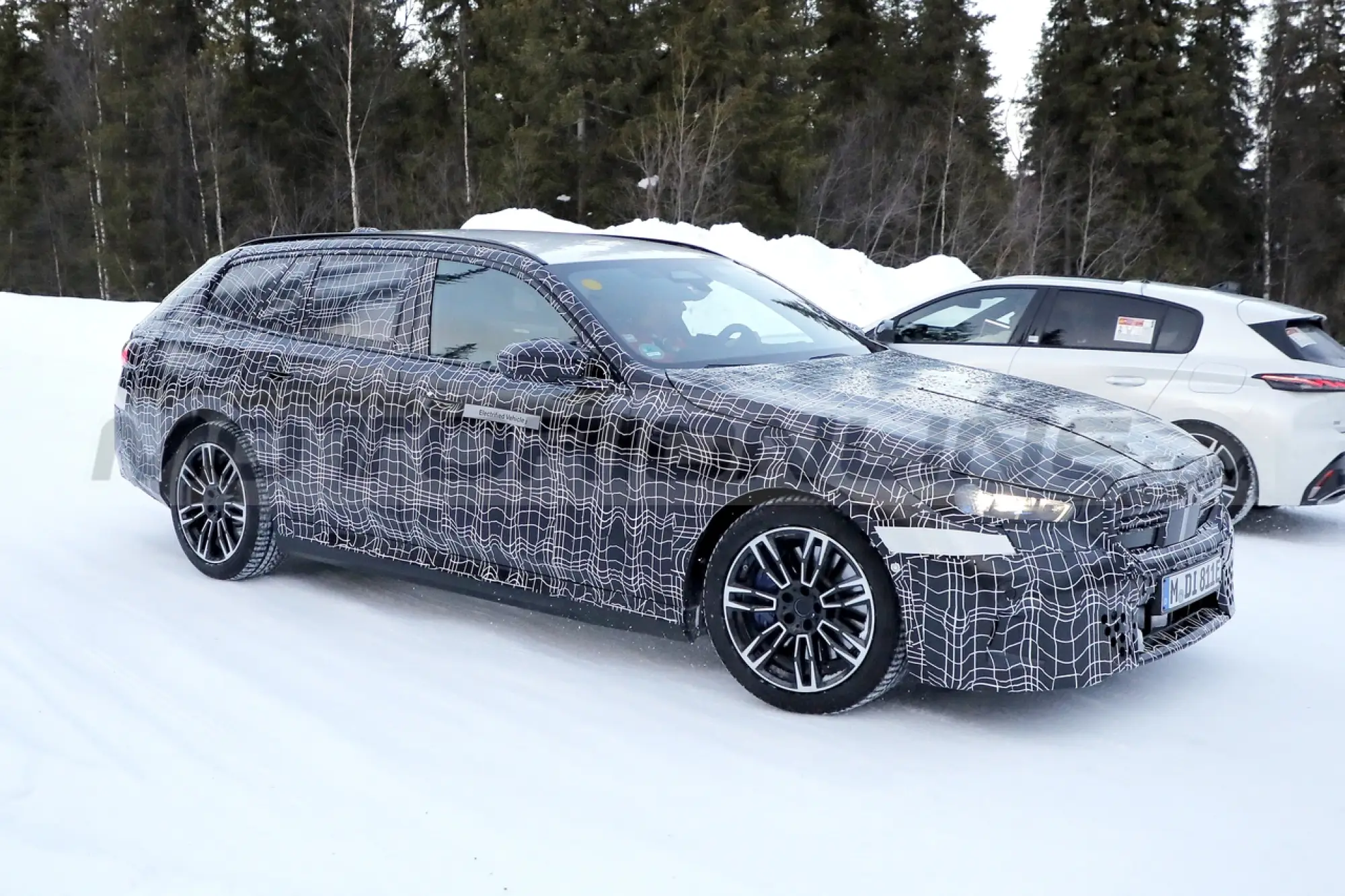 BMW i5 Touring 2025 - Foto Spia 08-02-2023 - 1