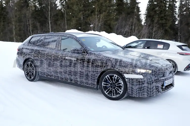BMW i5 Touring 2025 - Foto Spia 08-02-2023 - 1