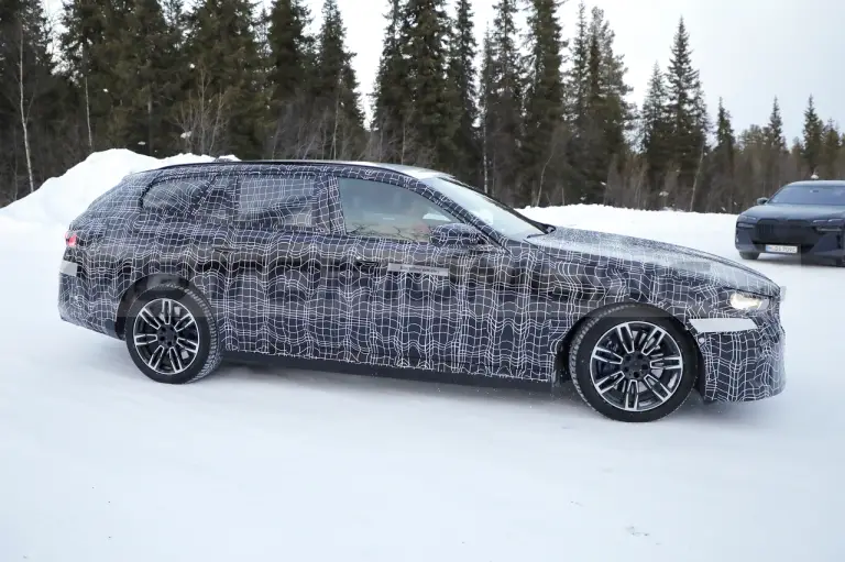 BMW i5 Touring 2025 - Foto Spia 08-02-2023 - 4