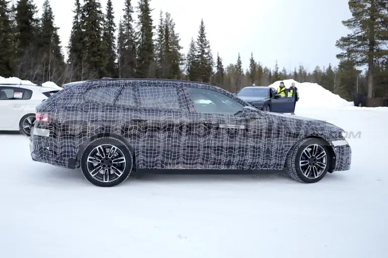 BMW i5 Touring 2025 - Foto Spia 08-02-2023 - 6