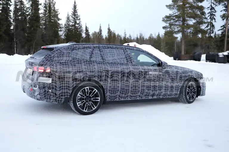 BMW i5 Touring 2025 - Foto Spia 08-02-2023 - 5