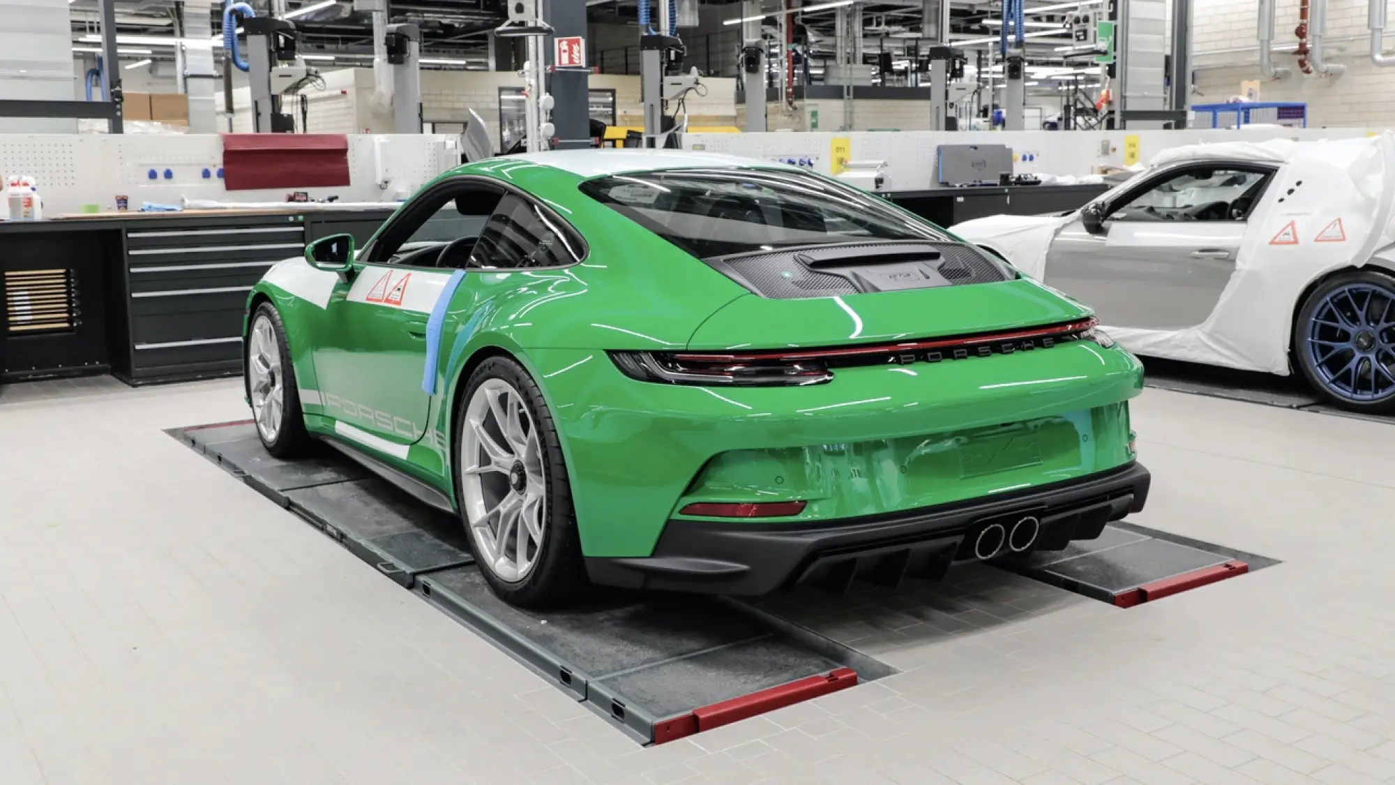 Porsche 911 GT3 Touring 992 in Essmanngreen - 11