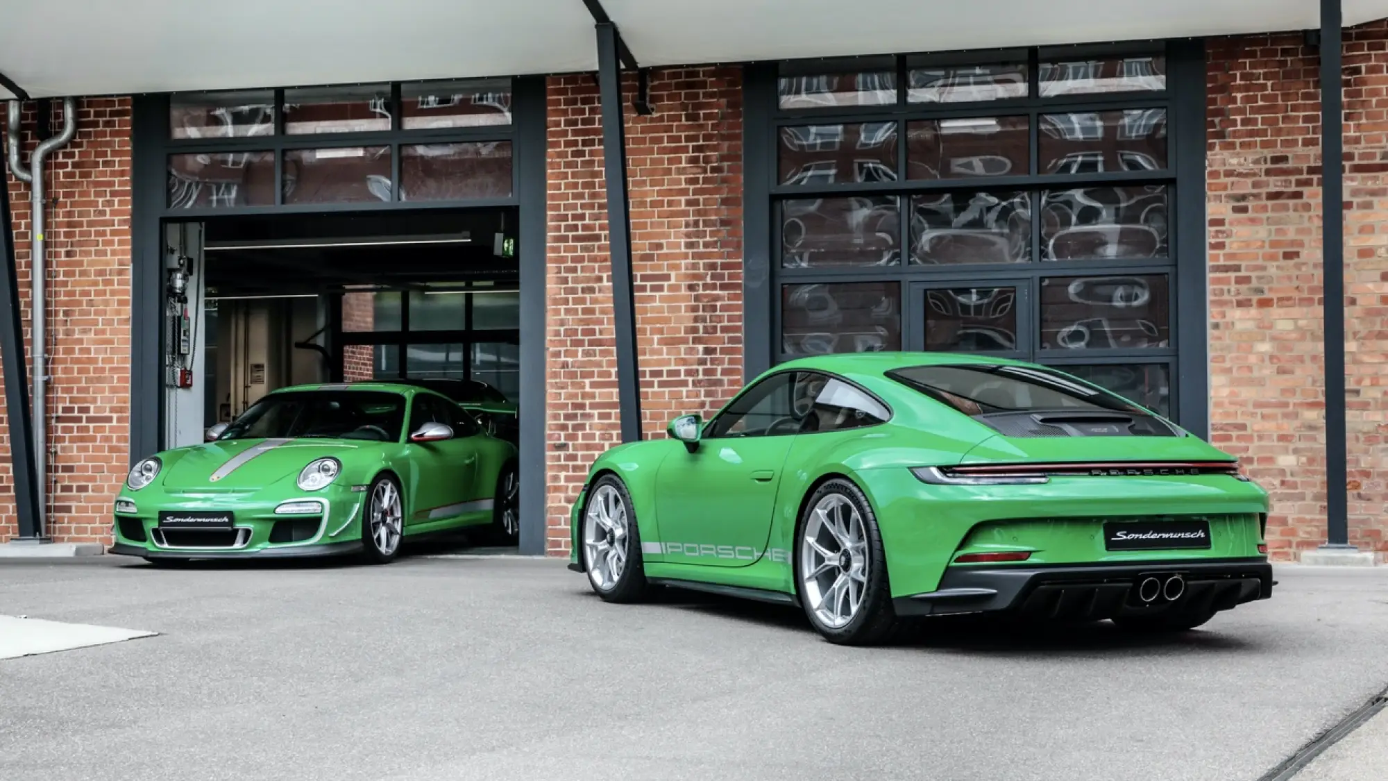 Porsche 911 GT3 Touring 992 in Essmanngreen - 8