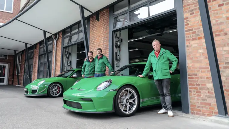 Porsche 911 GT3 Touring 992 in Essmanngreen - 3