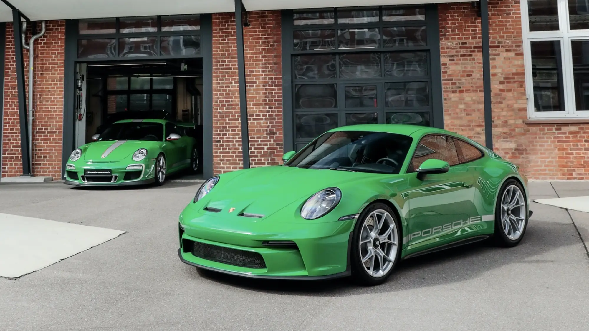 Porsche 911 GT3 Touring 992 in Essmanngreen - 7