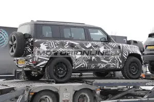 Land Rover Defender SVX - Foto spia 23-2-2023 - 5