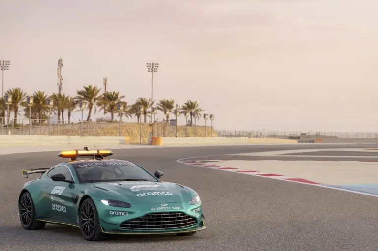 Aston Martin DBX707 medical car Formula 1 - 17