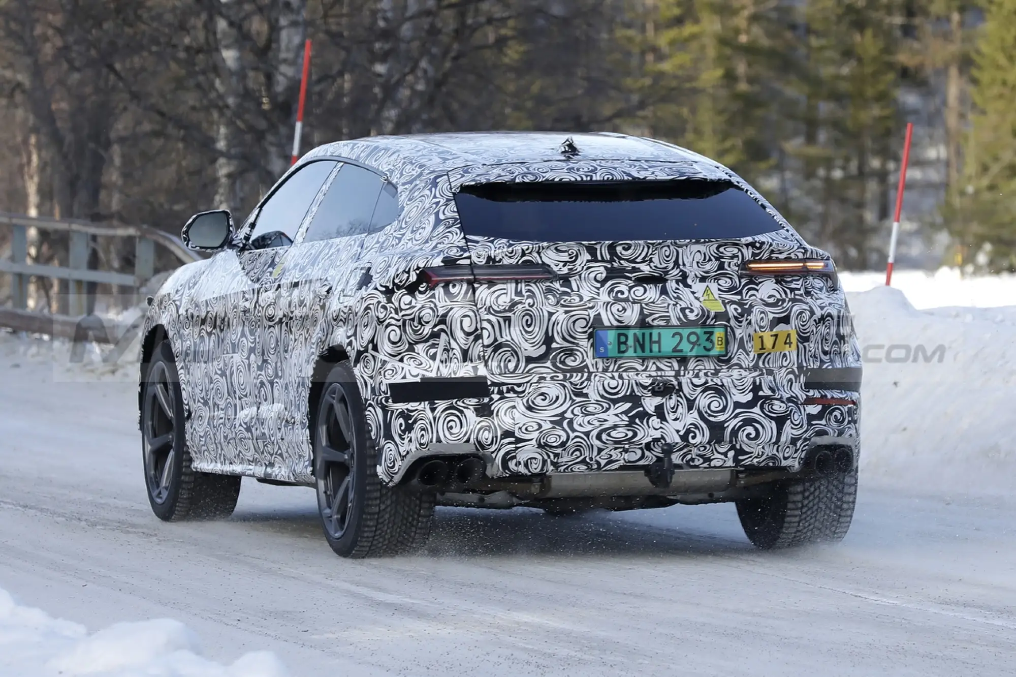 Lamborghini Urus Hybrid - Foto Spia 03-03-2023 - 10