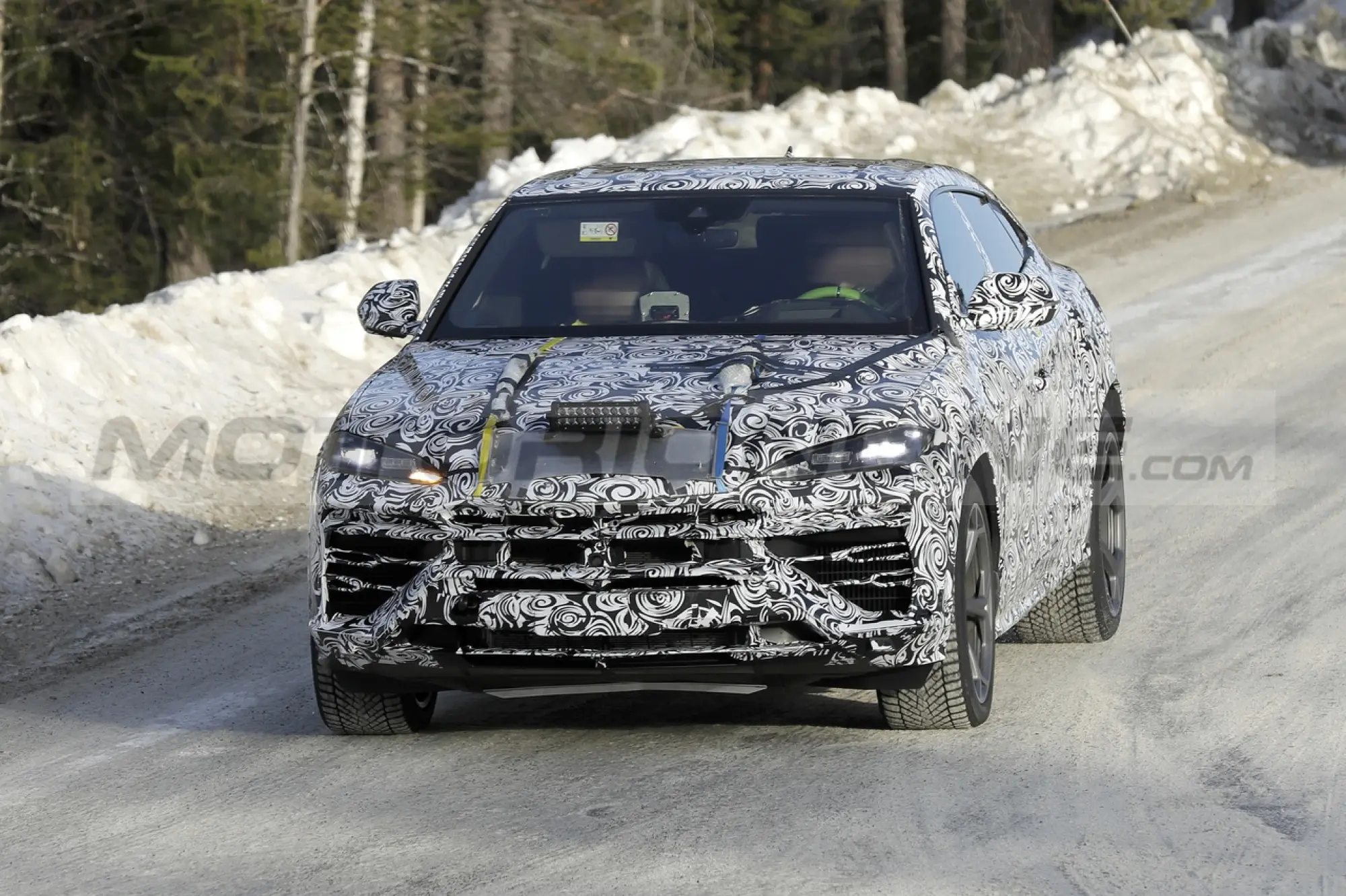 Lamborghini Urus Hybrid - Foto Spia 03-03-2023 - 1