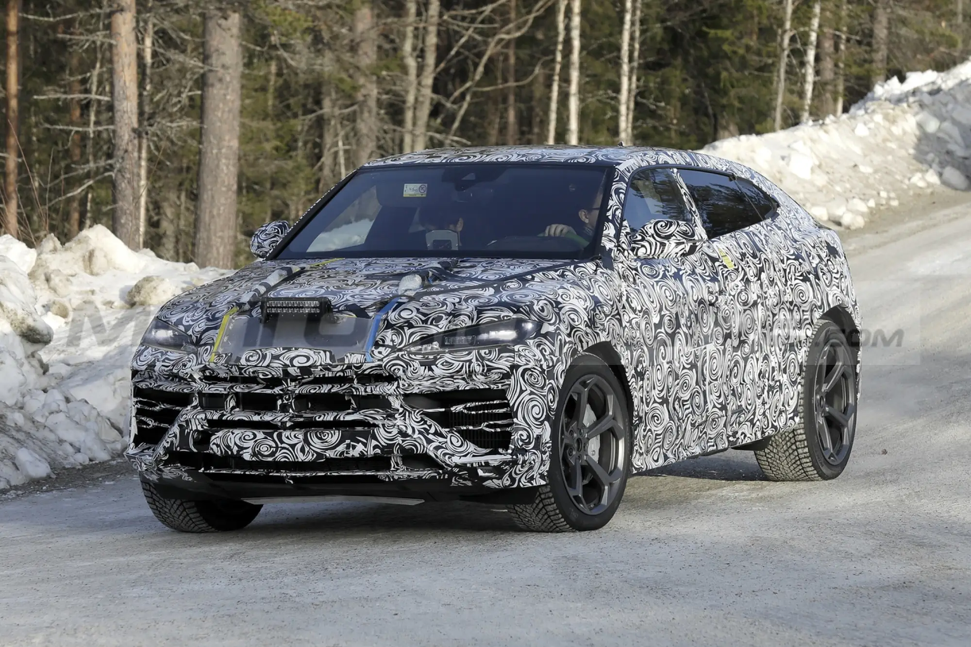 Lamborghini Urus Hybrid - Foto Spia 03-03-2023 - 3