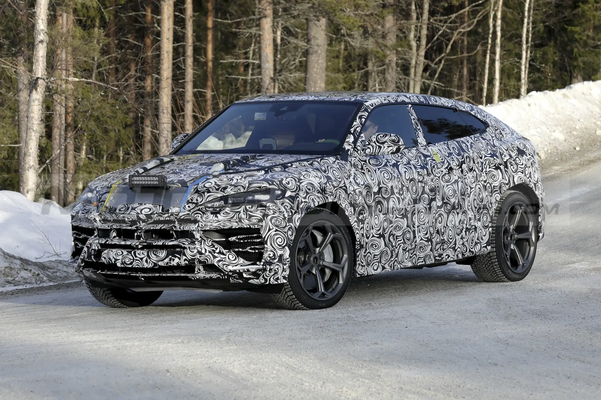 Lamborghini Urus Hybrid - Foto Spia 03-03-2023 - 2