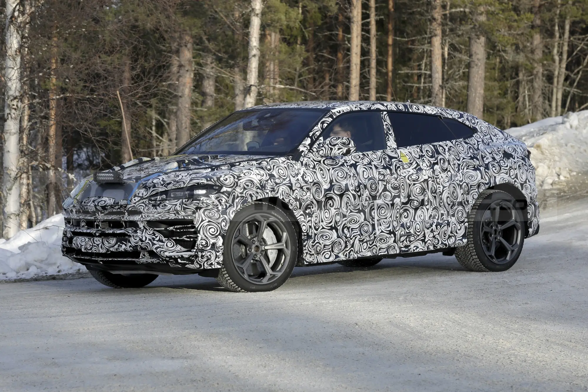 Lamborghini Urus Hybrid - Foto Spia 03-03-2023 - 5