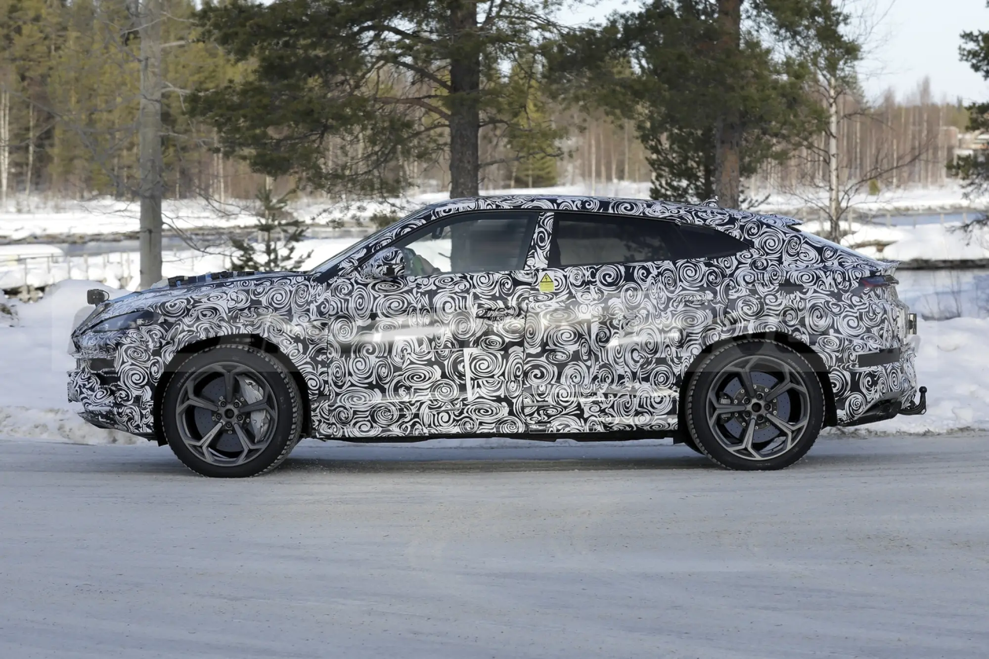 Lamborghini Urus Hybrid - Foto Spia 03-03-2023 - 4