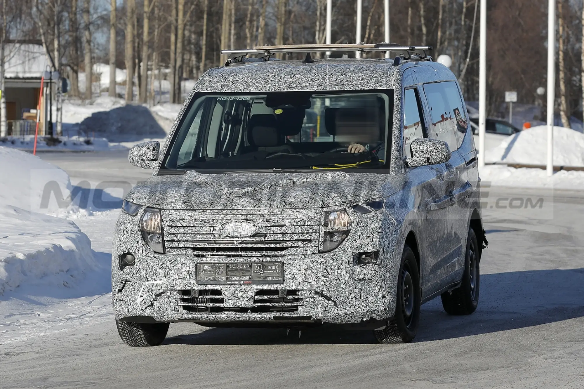 Ford Tourneo Courier 2024 - Foto Spia 08-03-2023 - 2