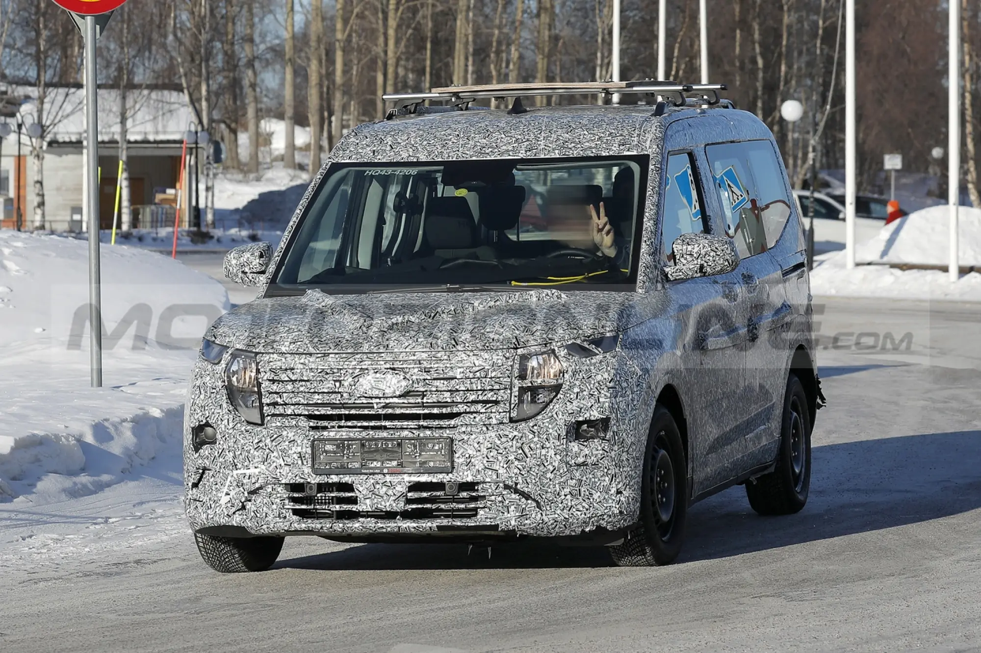 Ford Tourneo Courier 2024 - Foto Spia 08-03-2023 - 5
