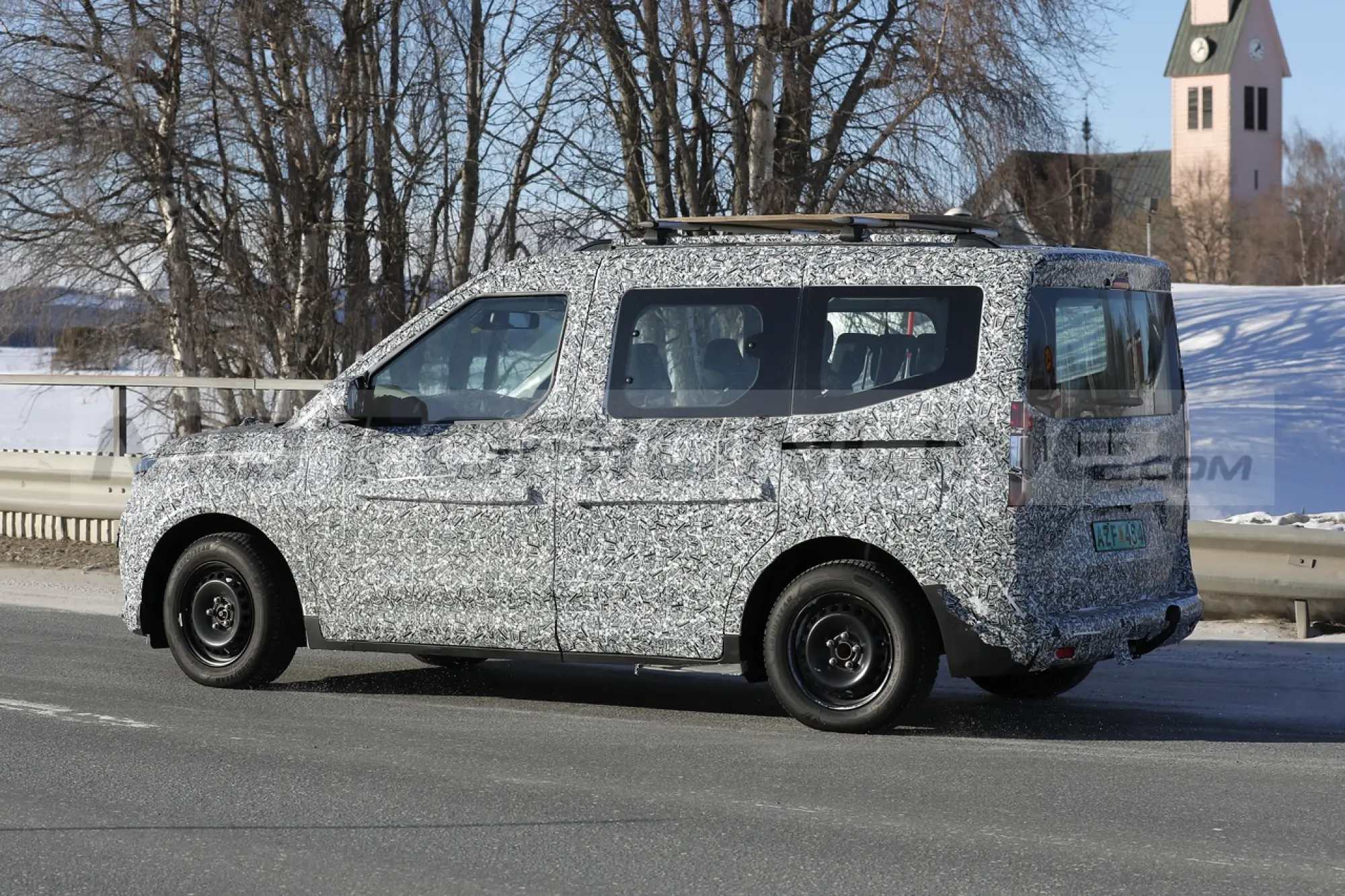 Ford Tourneo Courier 2024 - Foto Spia 08-03-2023 - 13