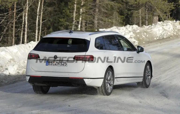 Volkswagen Passat Variant 2024 - Foto spia 16-03-2023 - 10