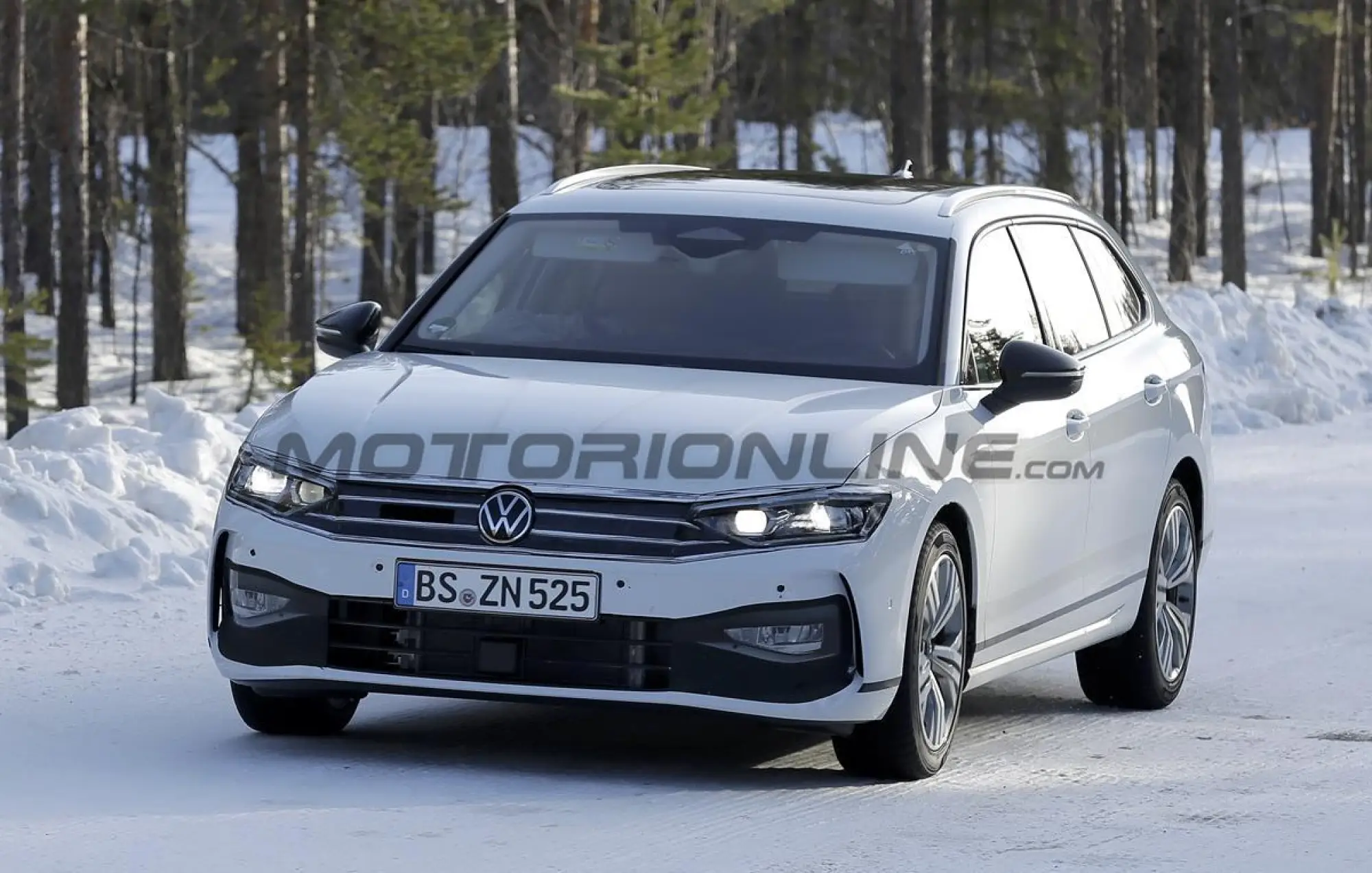 Volkswagen Passat Variant 2024 - Foto spia 16-03-2023 - 11