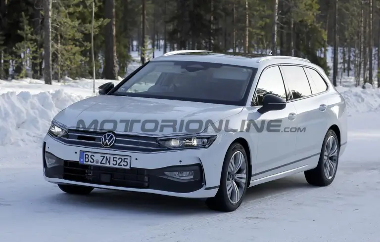 Volkswagen Passat Variant 2024 - Foto spia 16-03-2023 - 13