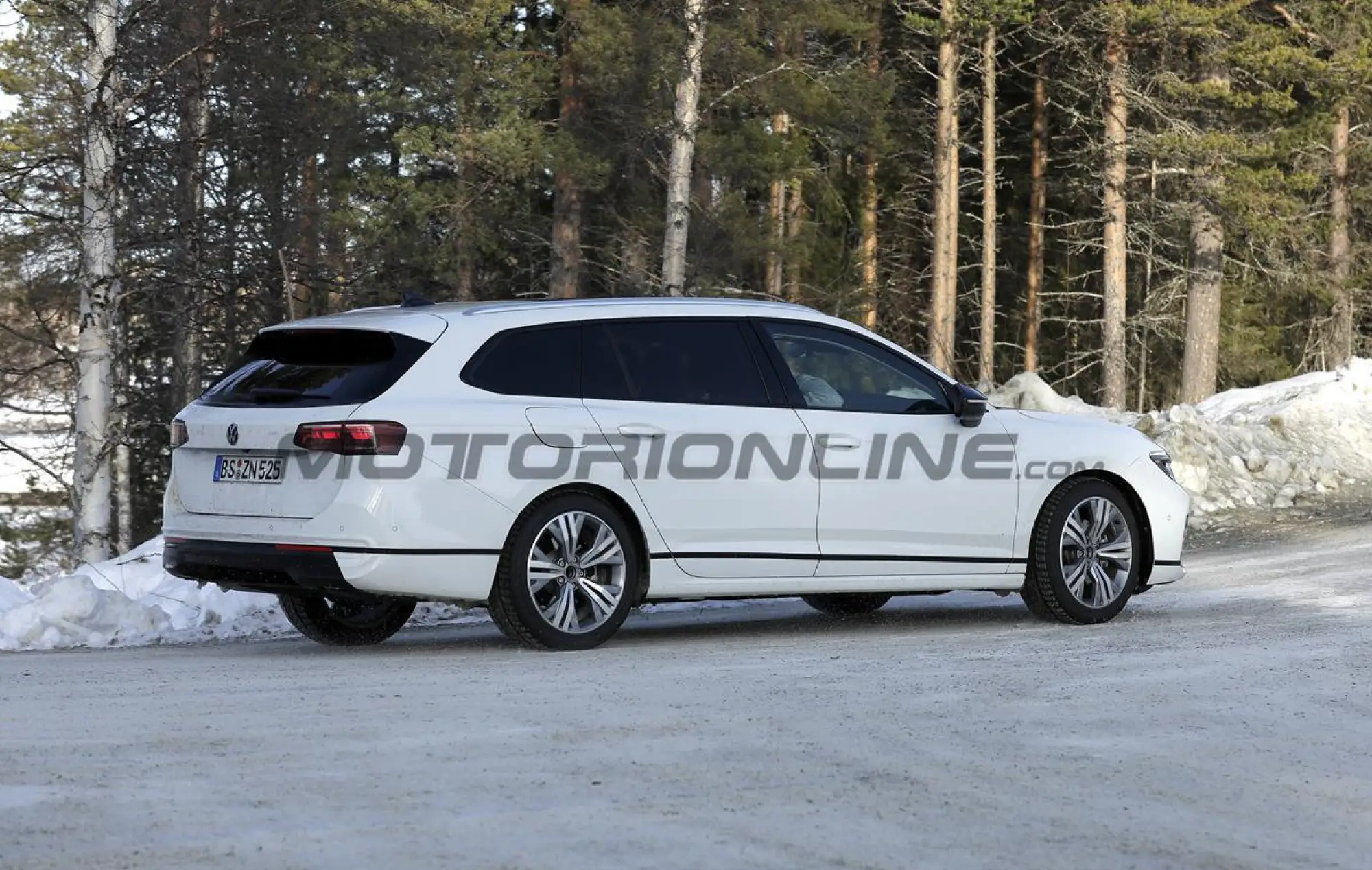 Volkswagen Passat Variant 2024 - Foto spia 16-03-2023 - 9