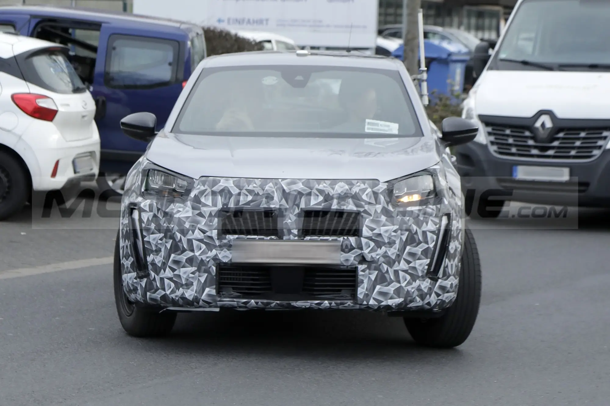 Peugeot 2008 2024 - Foto Spia 22-03-2023 - 1